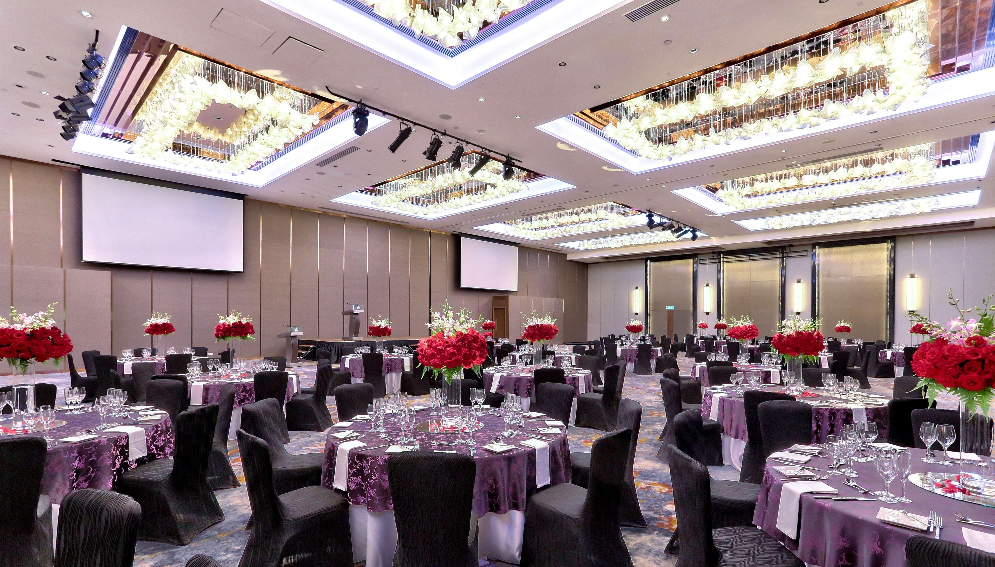 Hilton Kota Kinabalu Hotel Exterior foto The ballroom of the hotel