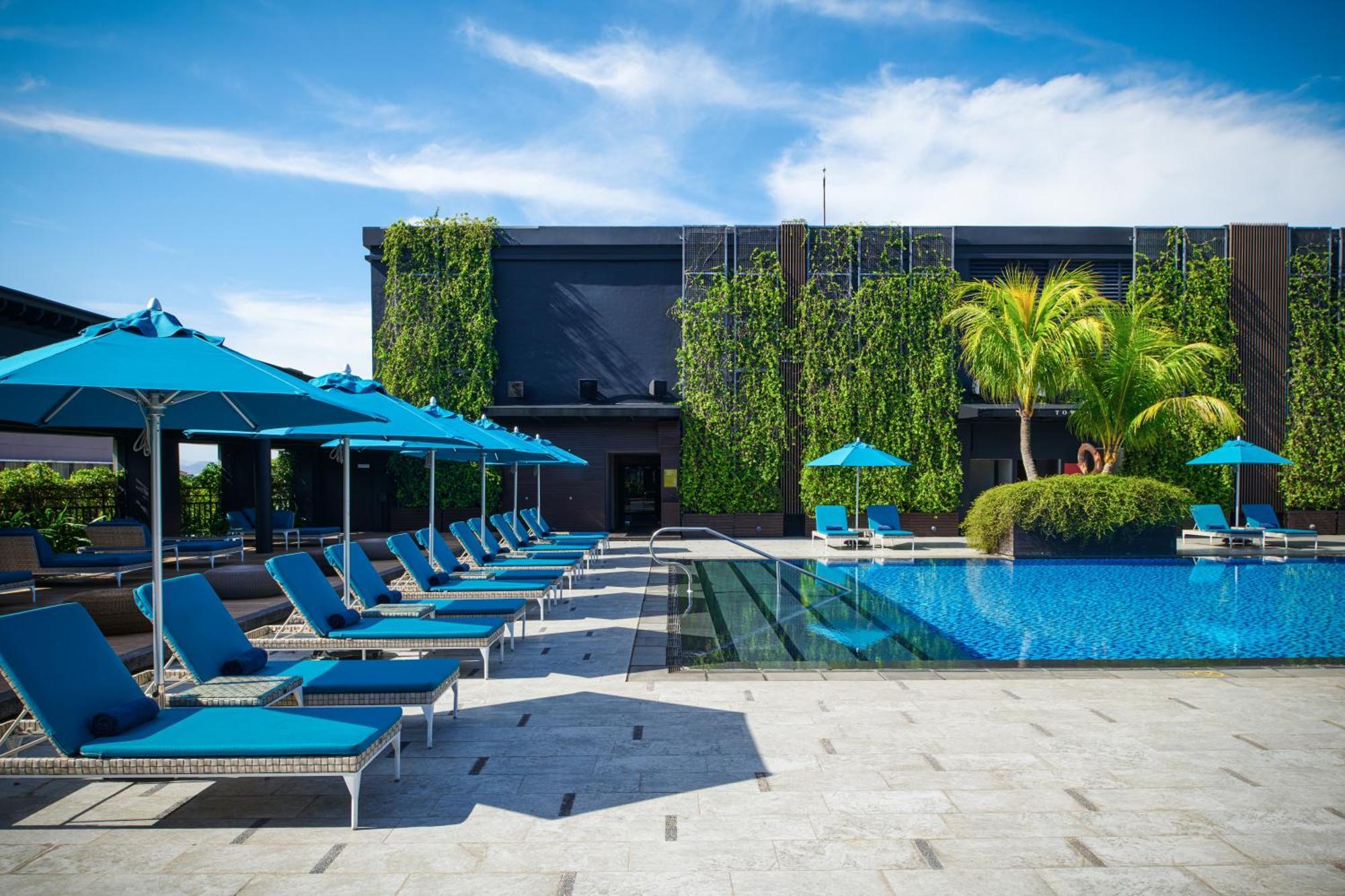 Hilton Kota Kinabalu Hotel Exterior foto The pool at the hotel