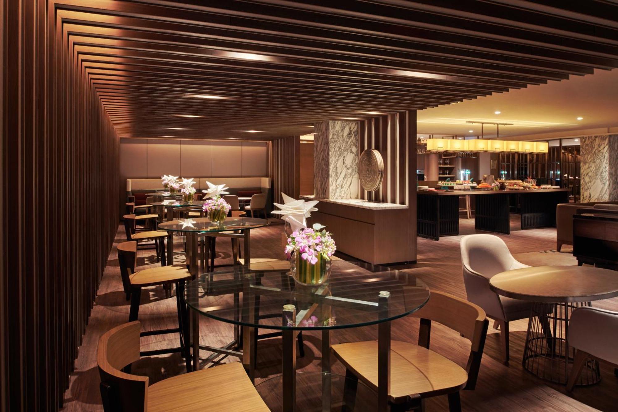 Hilton Kota Kinabalu Hotel Exterior foto The Wing at Hong Kong International Airport