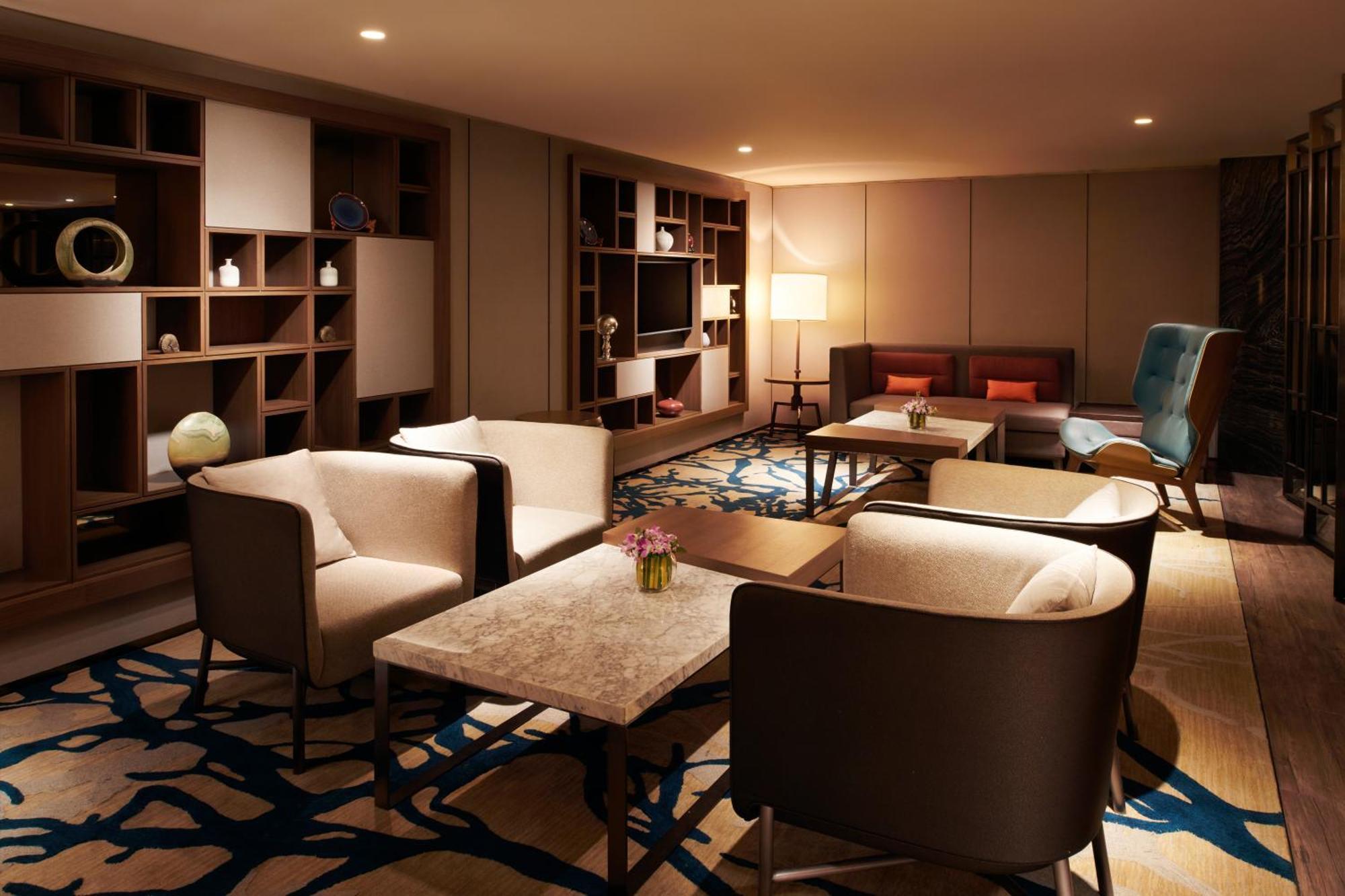 Hilton Kota Kinabalu Hotel Exterior foto The Club lounge at Hong Kong International Airport